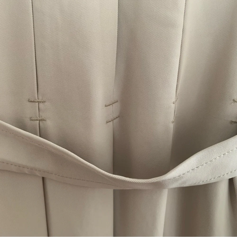 Banana Republic Trench Coat: Khaki Beige, 2 Side Pockets, 2 Side Slits M - Picture 5 of 16